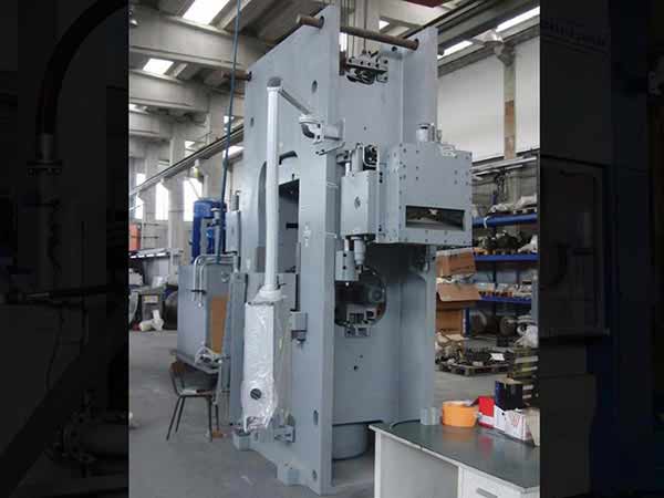 pressa 700 ton.