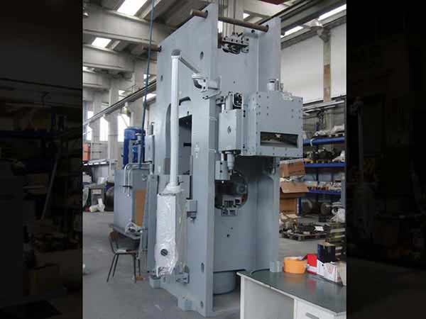 pressa 700 ton.